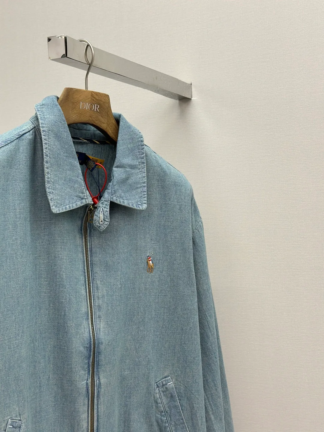P490 Ralph Lauren colorful embroidered denim jacket. Custom dyed cloud-like plain cotton denim. Soft and silky. Comfortable and close to the skin. Mist-like indigo. A denim poem dyed with time. The exquisite colorful pony logo on the left chest jumps into indigo. It is highly recognizable. It brings an atmosphere of freedom and vitality. A symphony of pure and smart colors. The neckline is neatly folded. The details that are captured at a glance are critical. Reconstruct the classic with a neat version. Even walking with a designed sense of calmness. Process 1: Using imported machine embroidery technology, using advanced computer control systems and precision mechanical components to achieve colorful pony embroidery operations with high precision and smooth and delicate lines. Process 2: Template machine bag opening. The preset template guides the position, shape and size of the bag opening. The accuracy ensures the quality of the bag opening effect. Process 3: The hem is made in one go using a three-needle waist-drawing machine. The machine's special needle position and feeding mechanism are used. The elastic band and the fabric are sewn together in the same process. The three-needle design is stronger and can evenly distribute pressure to ensure that the elastic band and the fabric are closely adhered. Process 4: Use the washing and frying process. Prioritize the special desizing agent. Then soak the fabric in it and evenly starch it. After desizing, finally rinse. The workmanship is extremely complex and the loss is high. Accessories: Customized Ralph Lauren engraved buckle. Customized Ralph Lauren bronze zipper. Customized Ralph Lauren trademark. Version: Fitted fit Sizes: S M L XL